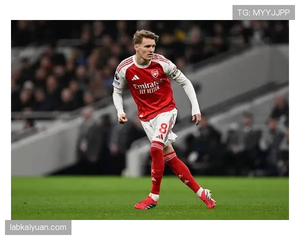 厄德高与麦迪逊：英超前腰组织风格与战术角色对比分析