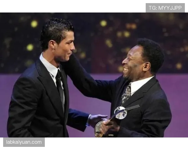 C罗与贝利的生涯荣誉和大赛影响力差距体现在哪些关键维度