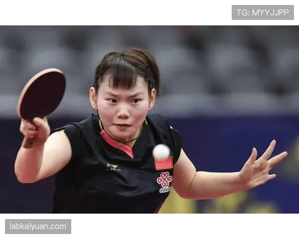 何卓佳穿运动衫拎名牌包坐地铁，路人我瞬间被这反差气晕