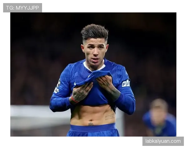 刚在小巷碰到恩佐·费尔南德斯，穿旧球衣抱泡面刷卡那刻店员表情像看到了工资单